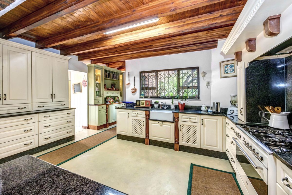 4-Bedroom Paulshof Gem: Granite Kitchen, Zen Garden & 3 Garages - Photo 3