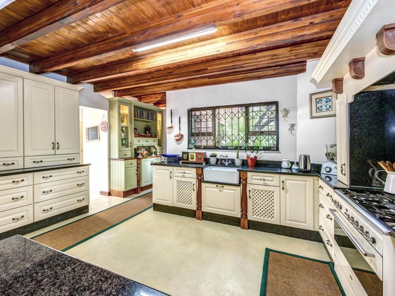 4-Bedroom Paulshof Gem: Granite Kitchen, Zen Garden & 3 Garages - Photo 3