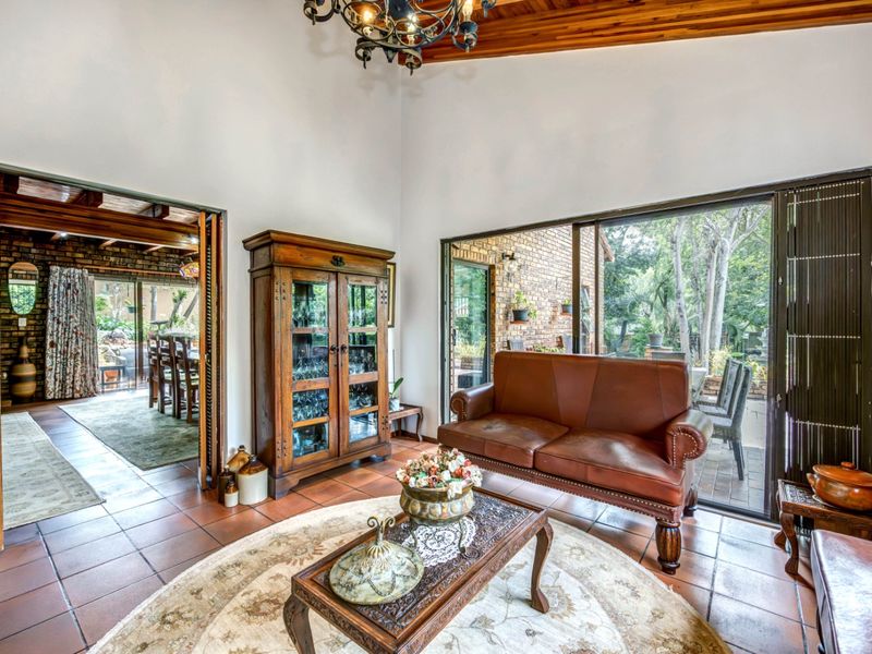 4-Bedroom Paulshof Gem: Granite Kitchen, Zen Garden & 3 Garages - Photo 10