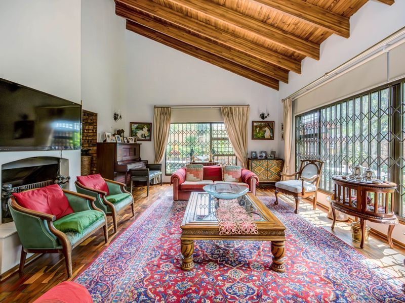 4-Bedroom Paulshof Gem: Granite Kitchen, Zen Garden & 3 Garages - Photo 7