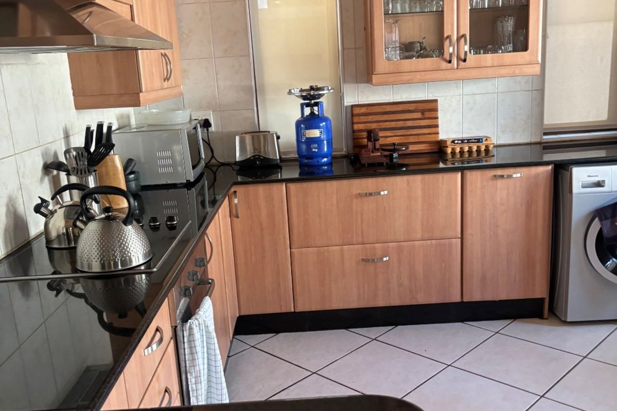 Elegant 3-Bedroom 2.5 full bathrooms Duplex To Let in Zwartkop Golf Estate - Photo 2