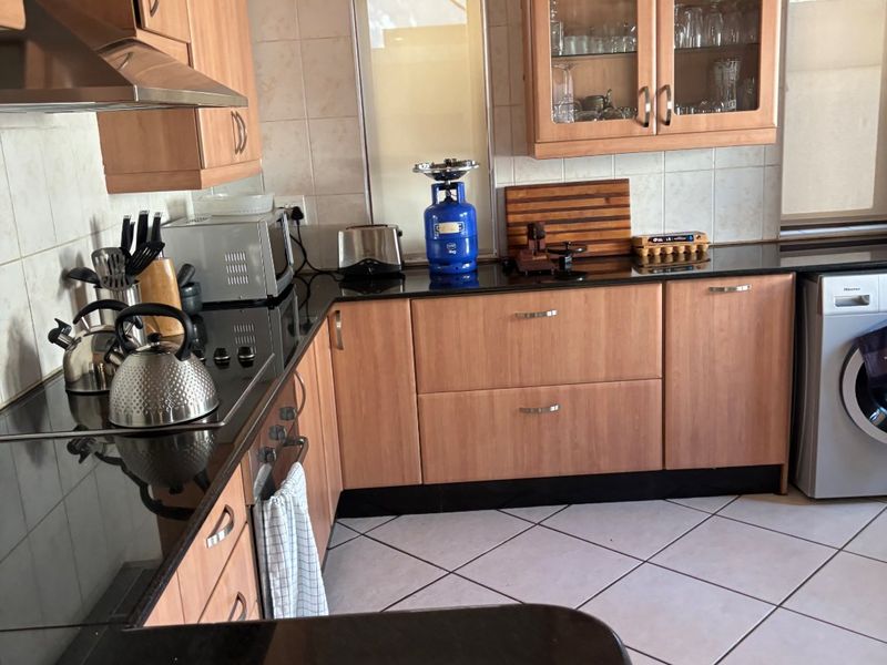 Elegant 3-Bedroom 2.5 full bathrooms Duplex To Let in Zwartkop Golf Estate - Photo 2