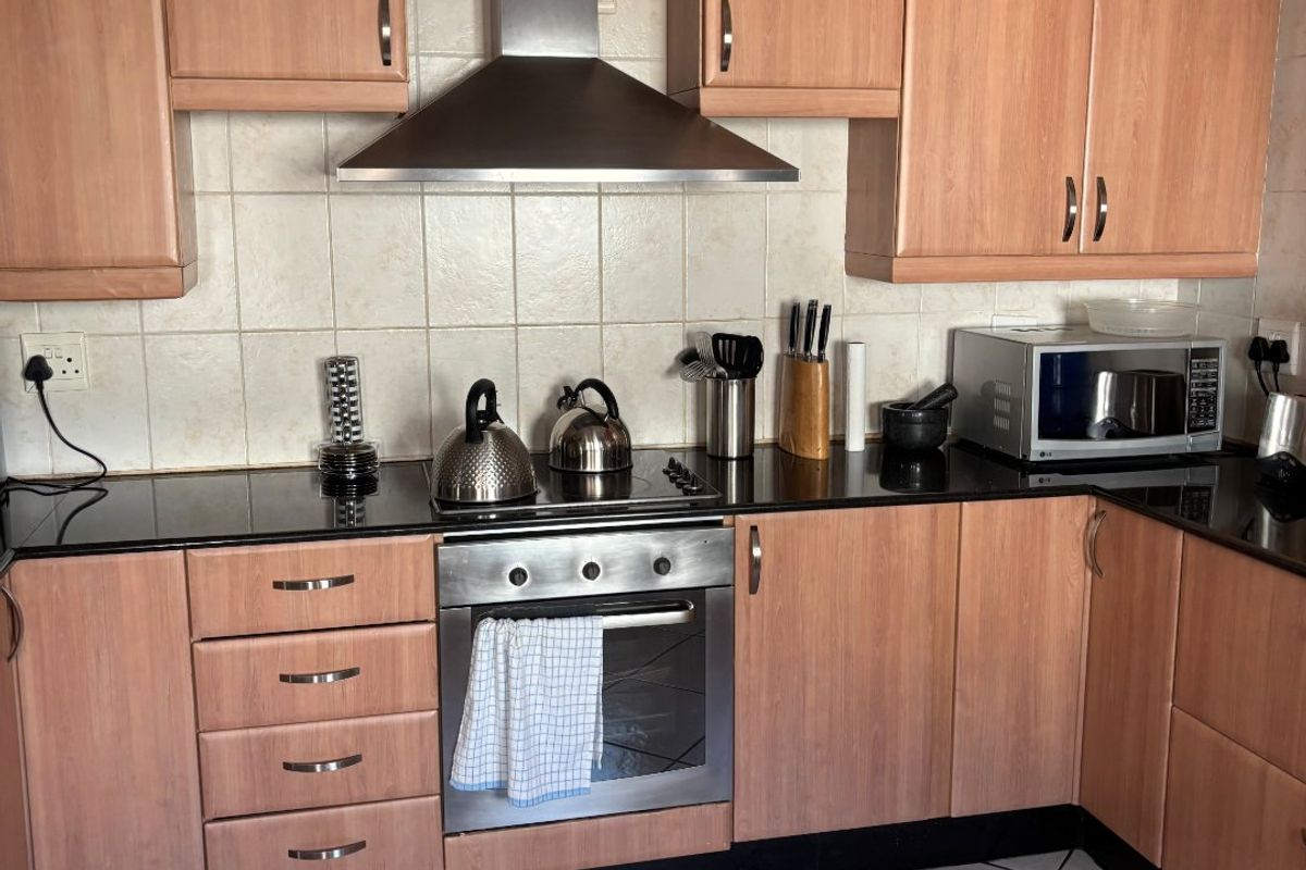 Elegant 3-Bedroom 2.5 full bathrooms Duplex To Let in Zwartkop Golf Estate - Photo 4
