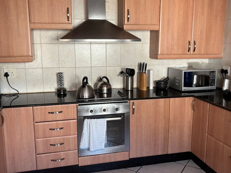 Elegant 3-Bedroom 2.5 full bathrooms Duplex To Let in Zwartkop Golf Estate - Photo 4