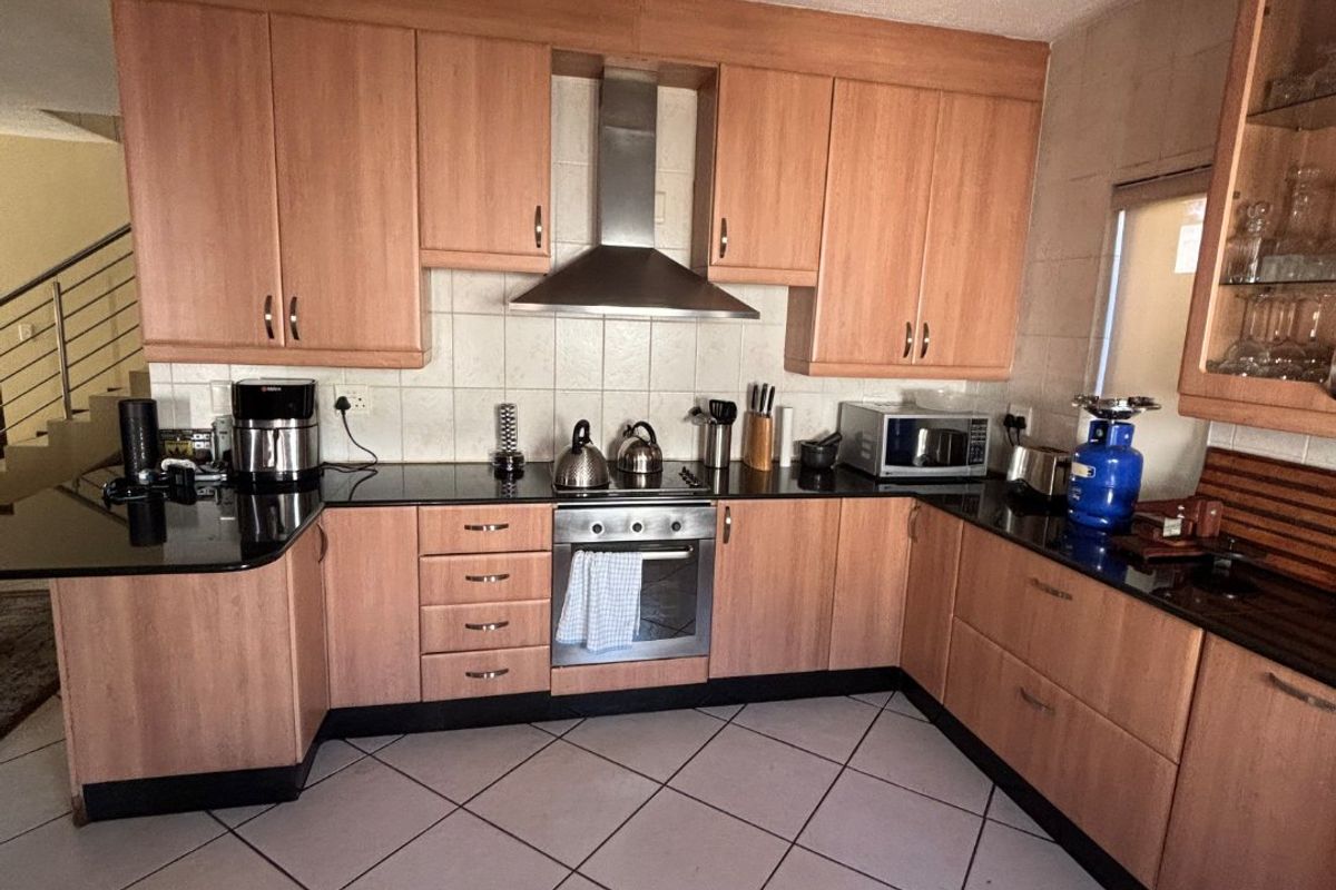 Elegant 3-Bedroom 2.5 full bathrooms Duplex To Let in Zwartkop Golf Estate - Photo 3