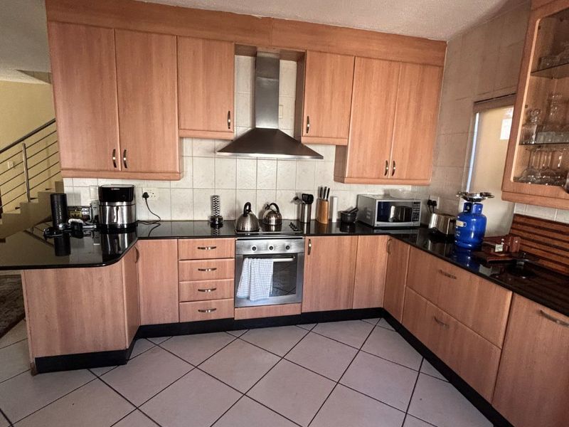 Elegant 3-Bedroom 2.5 full bathrooms Duplex To Let in Zwartkop Golf Estate - Photo 3