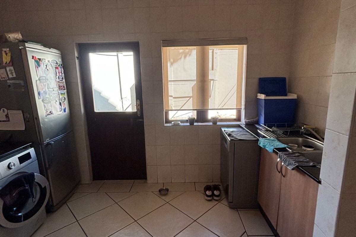 Elegant 3-Bedroom 2.5 full bathrooms Duplex To Let in Zwartkop Golf Estate - Photo 5