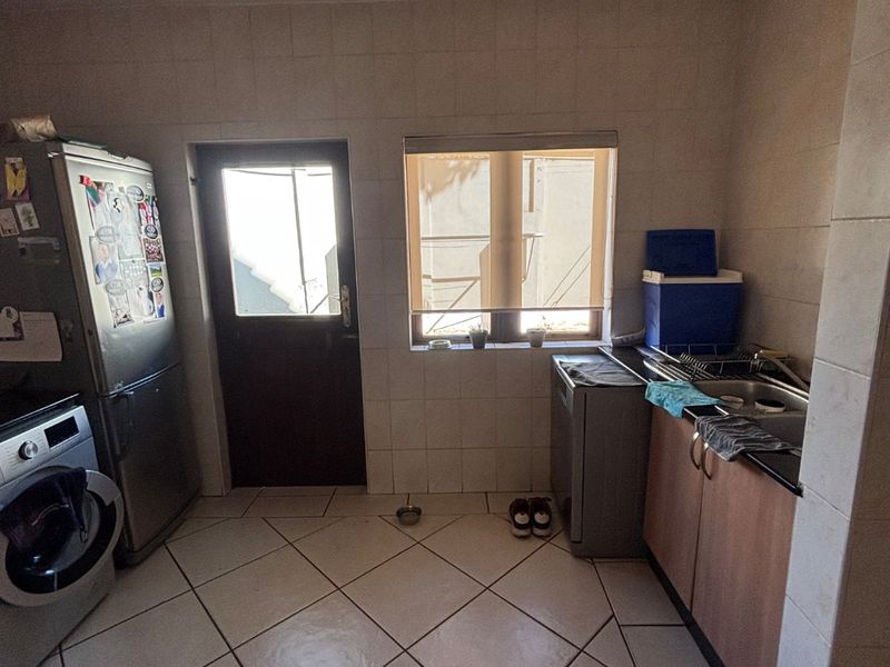 Elegant 3-Bedroom 2.5 full bathrooms Duplex To Let in Zwartkop Golf Estate - Photo 5