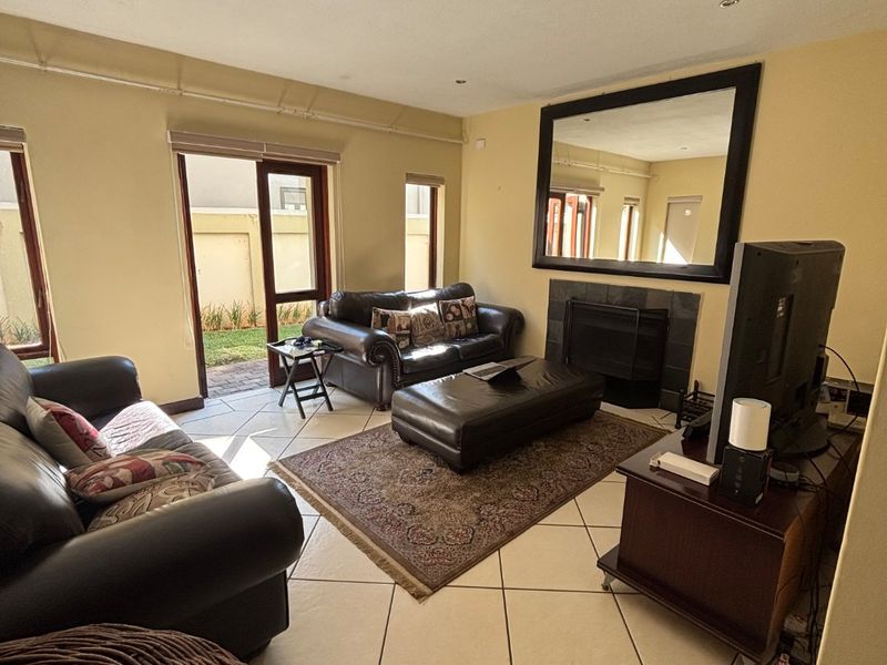 Elegant 3-Bedroom 2.5 full bathrooms Duplex To Let in Zwartkop Golf Estate - Photo 7