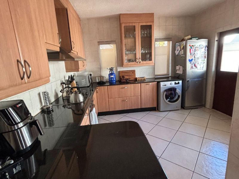 Elegant 3-Bedroom 2.5 full bathrooms Duplex To Let in Zwartkop Golf Estate - Photo 6