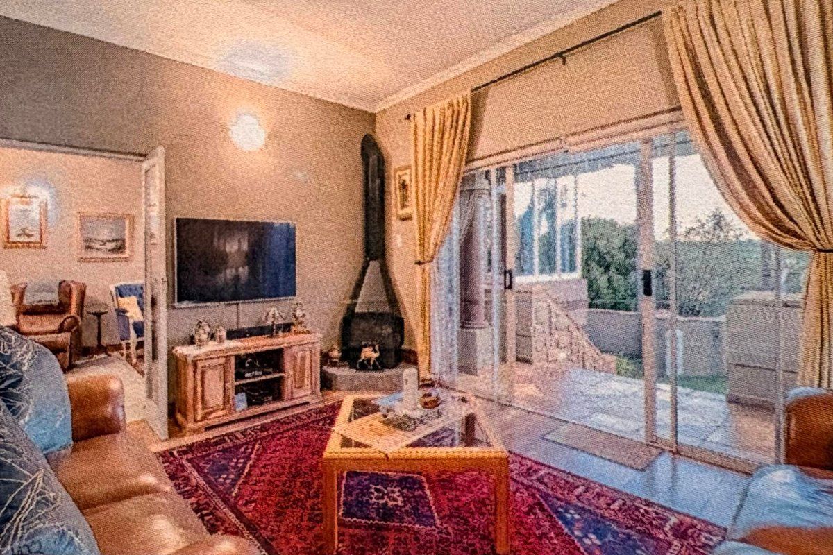 ELEGANT FAMILY LIVING WITH TIMELESS CHARM IN A PRIME ESTATE SETTING - Photo 5
