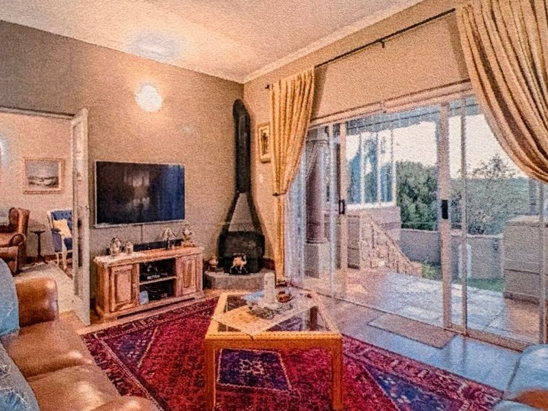 ELEGANT FAMILY LIVING WITH TIMELESS CHARM IN A PRIME ESTATE SETTING - Photo 5
