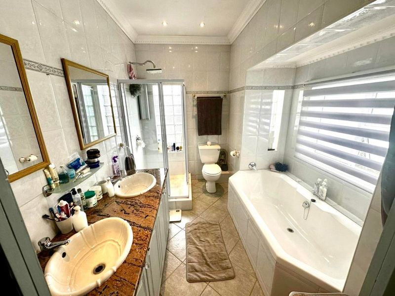 ELEGANT FAMILY LIVING WITH TIMELESS CHARM IN A PRIME ESTATE SETTING - Photo 10