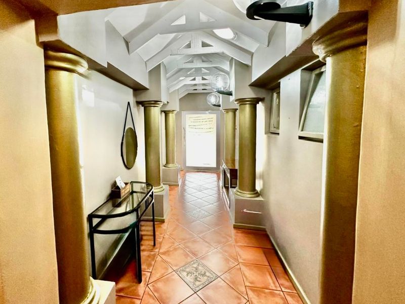 ELEGANT FAMILY LIVING WITH TIMELESS CHARM IN A PRIME ESTATE SETTING - Photo 6