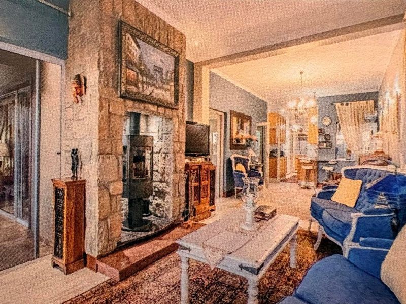 ELEGANT FAMILY LIVING WITH TIMELESS CHARM IN A PRIME ESTATE SETTING - Photo 9