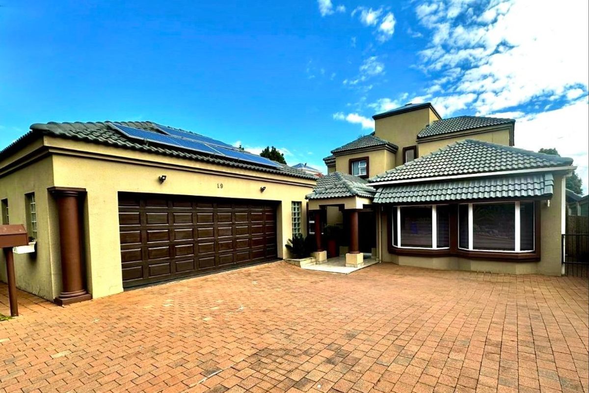 ELEGANT FAMILY LIVING WITH TIMELESS CHARM IN A PRIME ESTATE SETTING - Photo 2