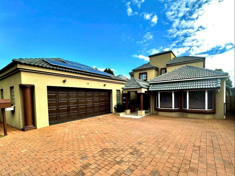 ELEGANT FAMILY LIVING WITH TIMELESS CHARM IN A PRIME ESTATE SETTING - Photo 2