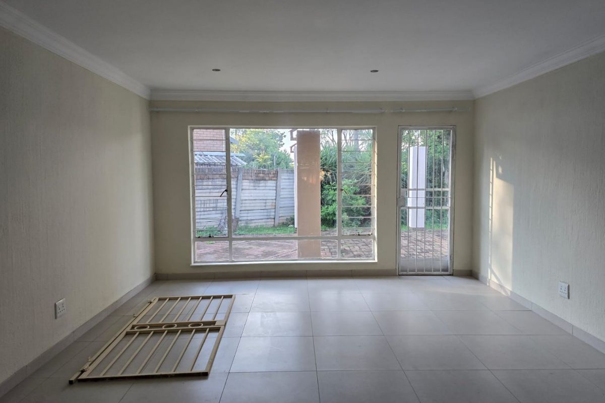 Doornpoort Delight: Light, airy 3 bed home - Photo 2
