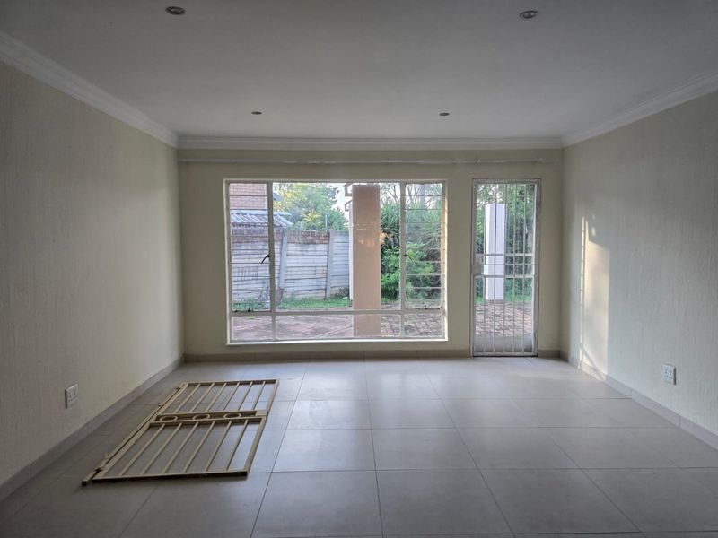 Doornpoort Delight: Light, airy 3 bed home - Photo 2