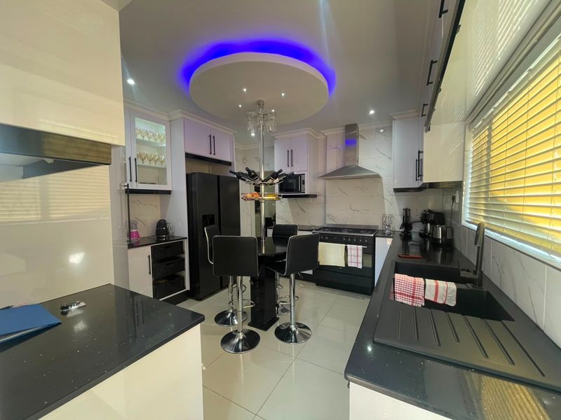 Semi Furnished or Fully Furnished Four Bedroom Newly Renovated Home in Sought After Suburb- Silverdale Cr, Chasevalley - Photo 10