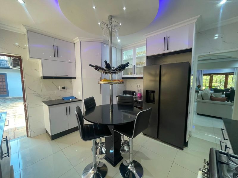 Semi Furnished or Fully Furnished Four Bedroom Newly Renovated Home in Sought After Suburb- Silverdale Cr, Chasevalley - Photo 6