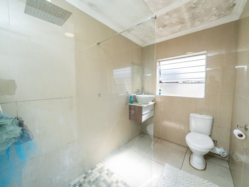 Secure & Spacious 2-Bedroom Flat – Perfect for Comfortable Living!  - Photo 9