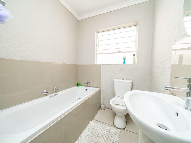 Secure & Spacious 2-Bedroom Flat – Perfect for Comfortable Living!  - Photo 4