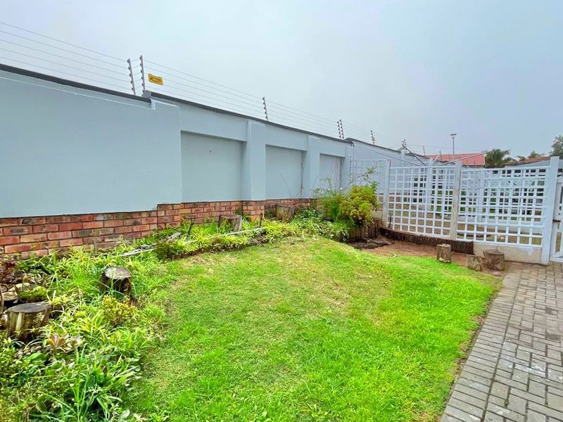COASTAL RENOVATED APARTMENT WITH EXCELLENT INVESTMENT POTENTIAL - Photo 9