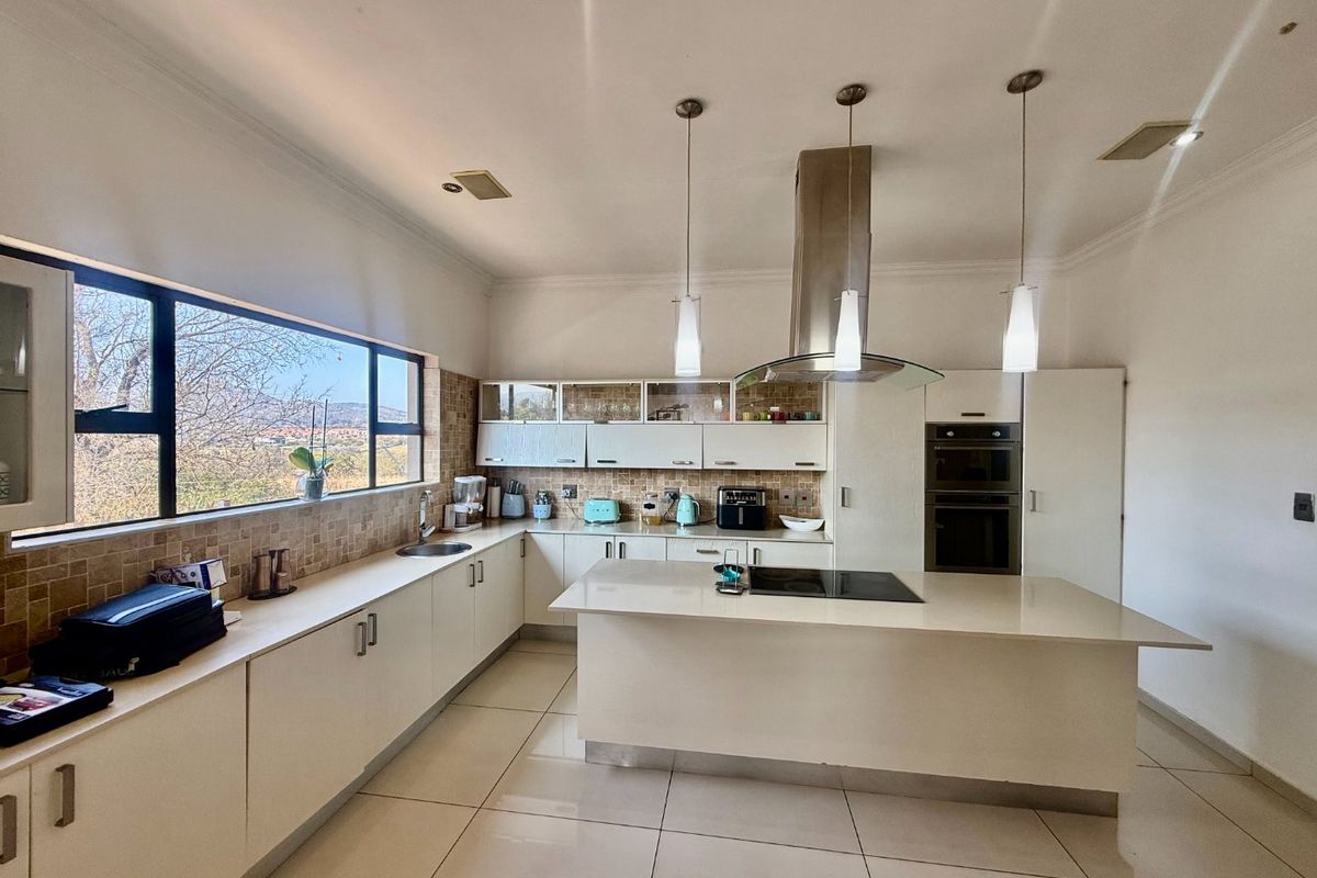 Sophisticated Estate Living at Its Finest - Photo 3