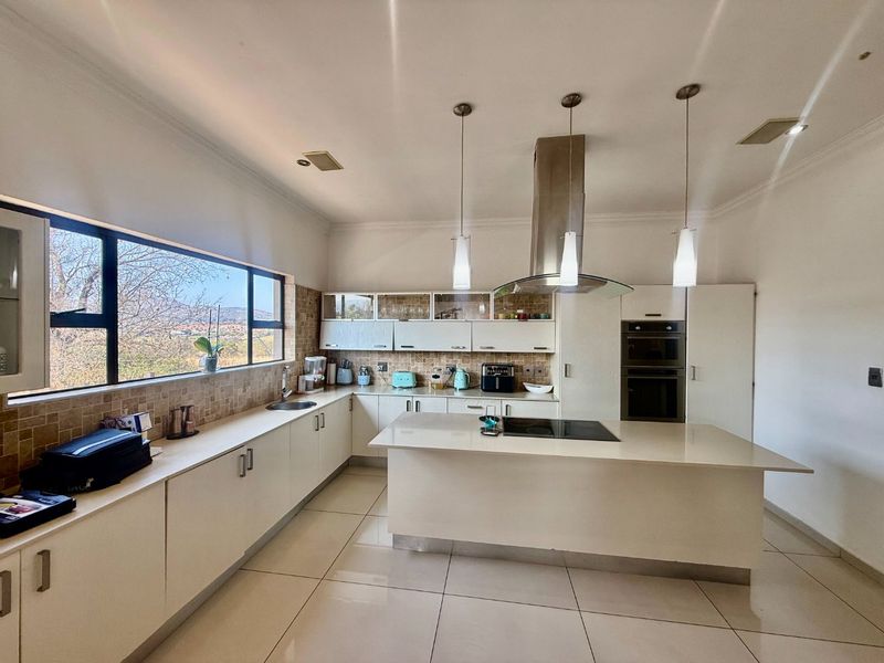 Sophisticated Estate Living at Its Finest - Photo 3