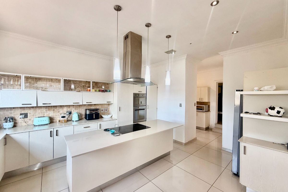 Sophisticated Estate Living at Its Finest - Photo 2