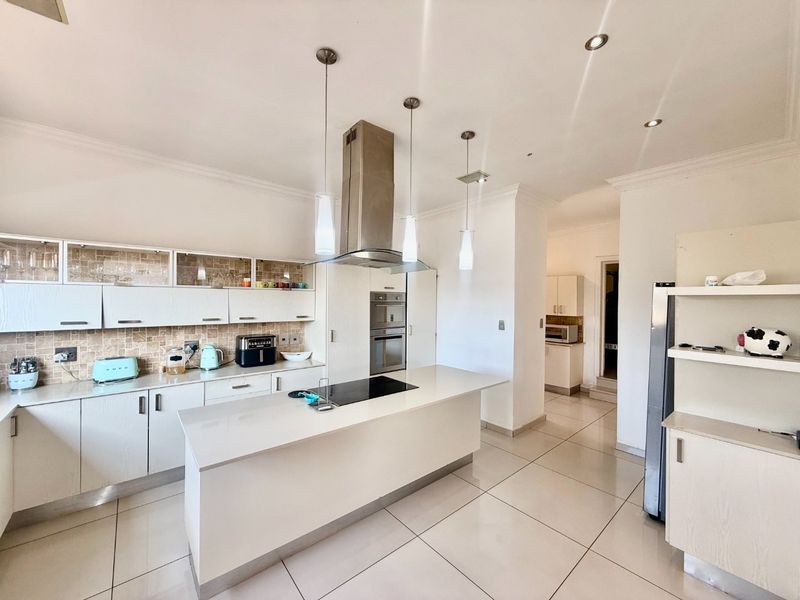 Sophisticated Estate Living at Its Finest - Photo 2