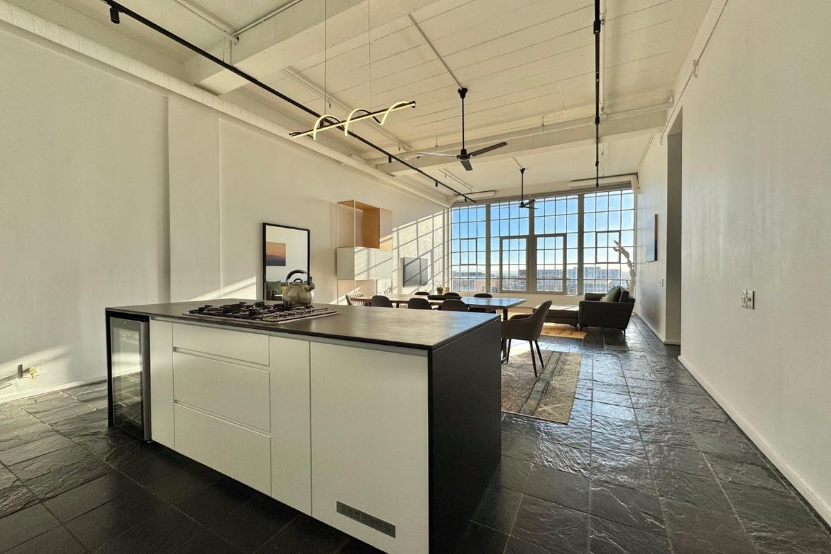 Modern 2-Bedroom Furnished Apartment in Salt River - Photo 2