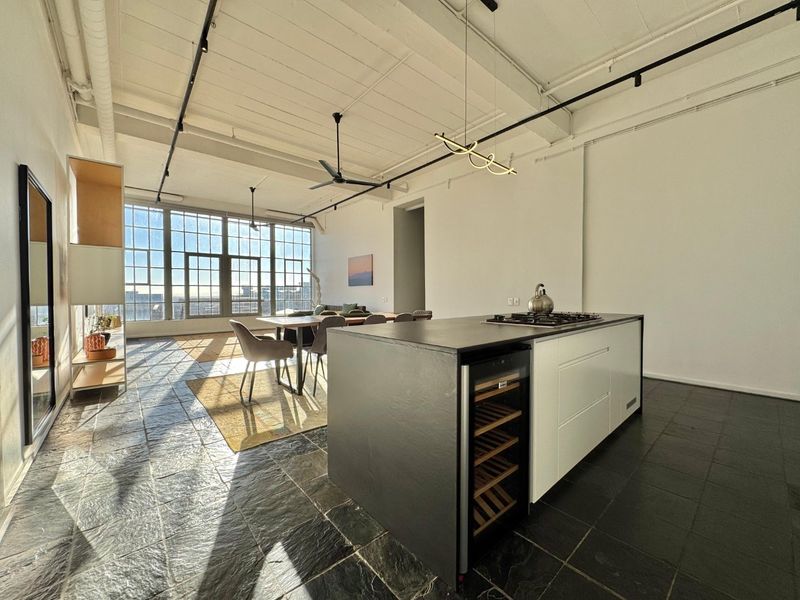 Modern 2-Bedroom Furnished Apartment in Salt River - Photo 8