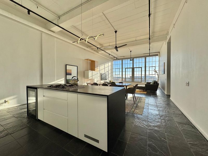 Modern 2-Bedroom Furnished Apartment in Salt River - Photo 2