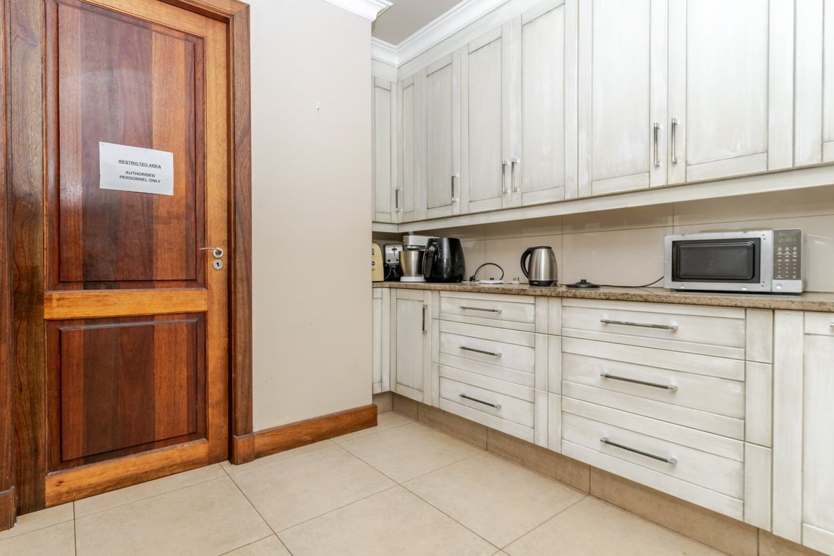 Lovely Family Luxury in the Heart of Bedfordview - Photo 5