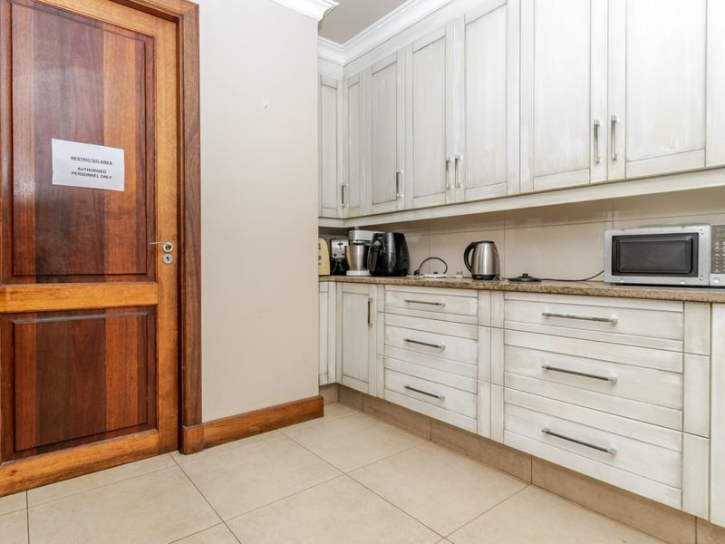 Lovely Family Luxury in the Heart of Bedfordview - Photo 5