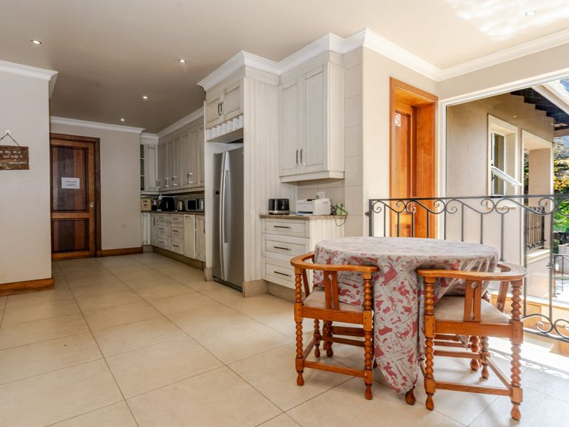 Lovely Family Luxury in the Heart of Bedfordview - Photo 3