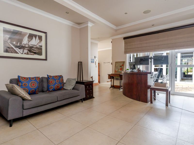 Lovely Family Luxury in the Heart of Bedfordview - Photo 8
