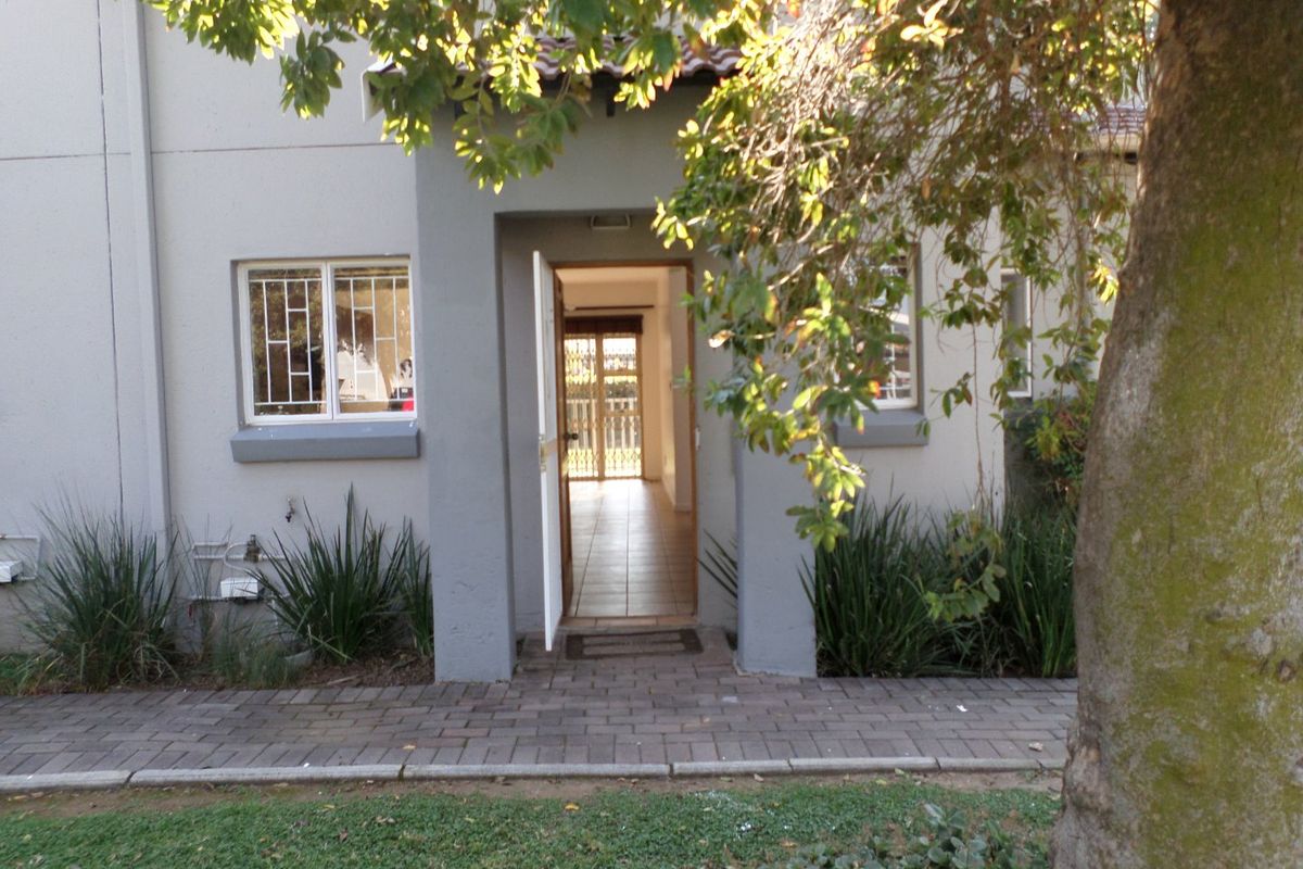 Excellent investment! Lock up and Go Lifestyle! - Photo 4