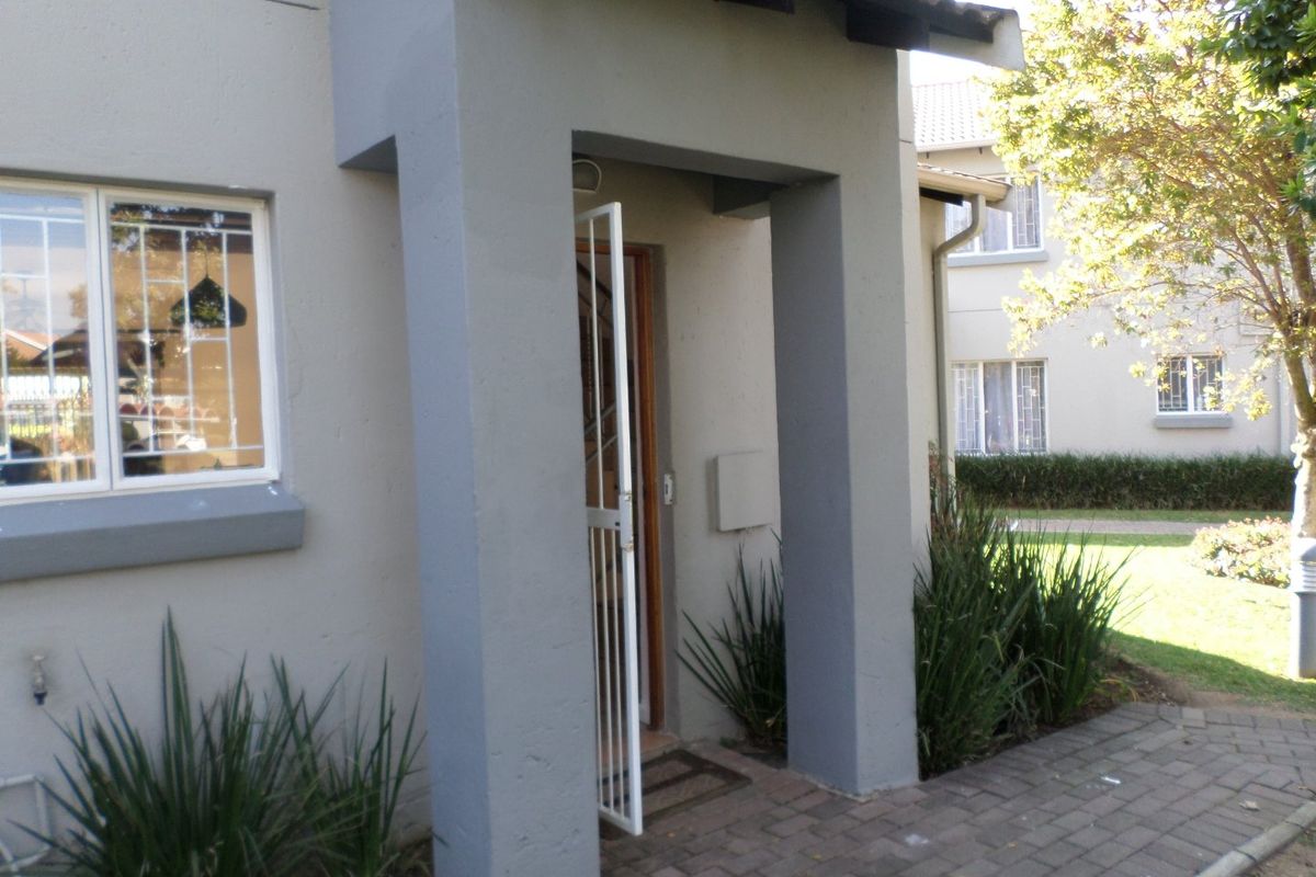 Excellent investment! Lock up and Go Lifestyle! - Photo 2