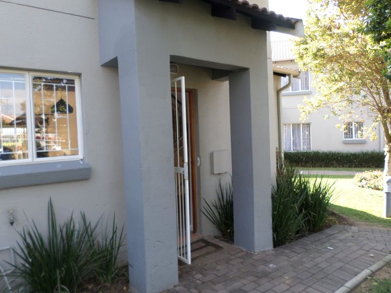 Excellent investment! Lock up and Go Lifestyle! - Photo 2