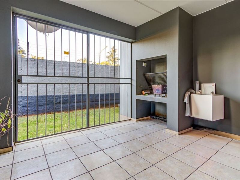 Cozy Modern Living With Everyday Comfort - Photo 3