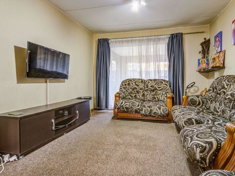 Cozy Modern Living With Everyday Comfort - Photo 2
