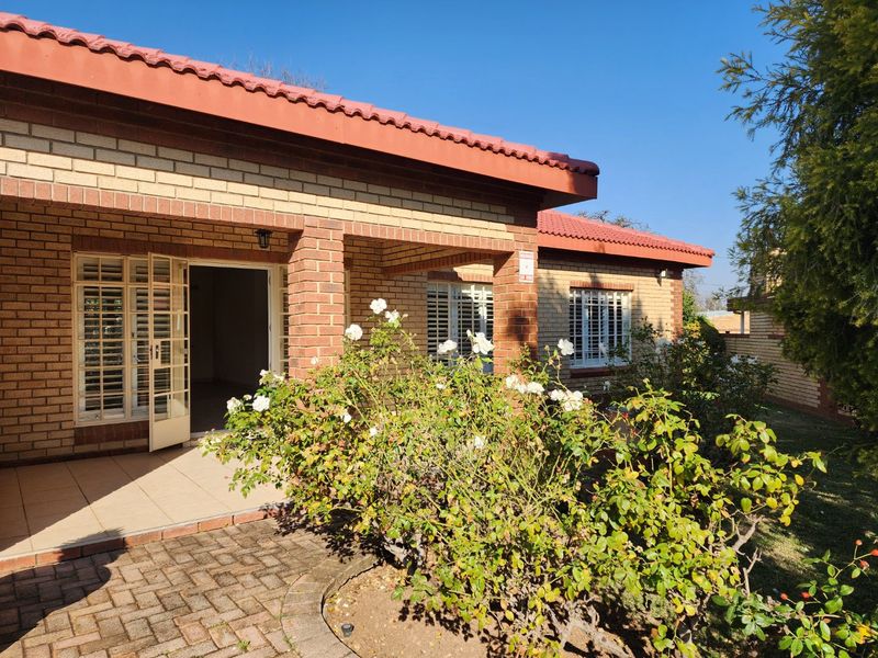 2 BEDROOM TOWNHOUSE IN FLAMWOOD - Photo 2