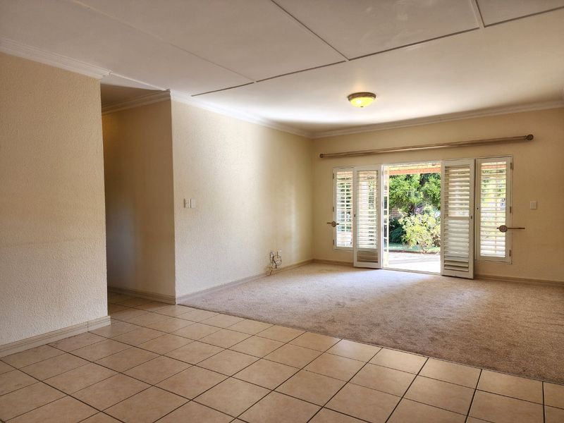 2 BEDROOM TOWNHOUSE IN FLAMWOOD - Photo 3