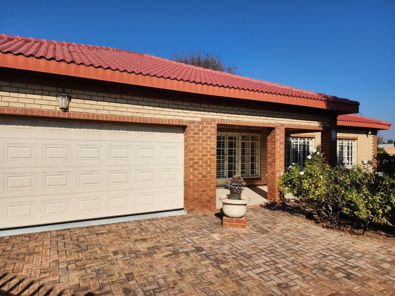 2 BEDROOM TOWNHOUSE IN FLAMWOOD - Photo 1