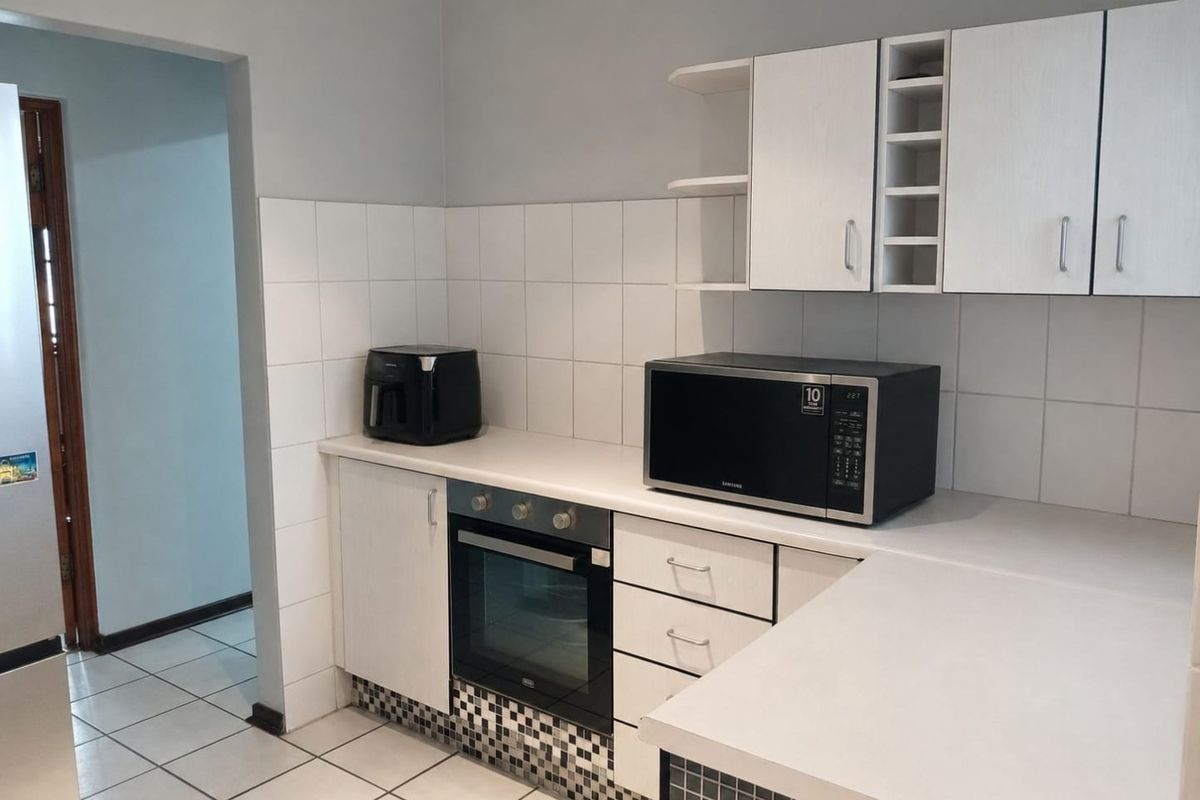 Spacious Halfway Gardens Family Home to Rent - Photo 4