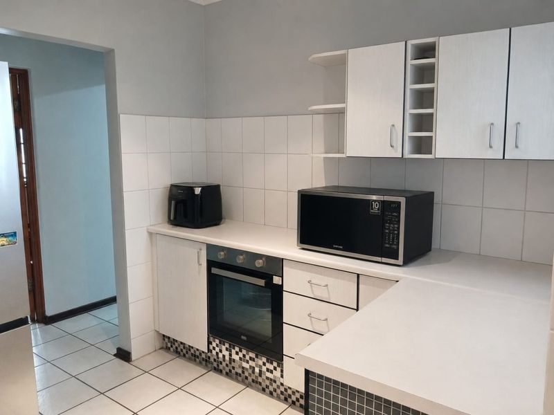 Spacious Halfway Gardens Family Home to Rent - Photo 4