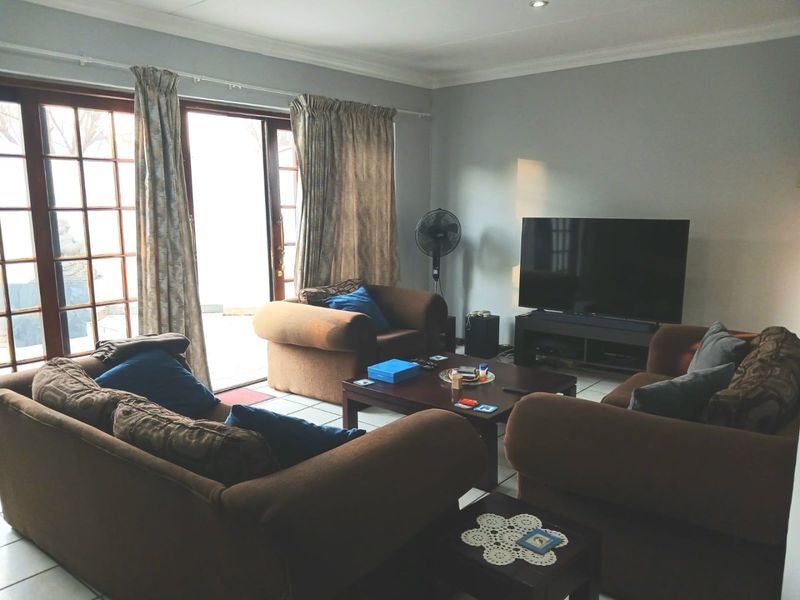 Spacious Halfway Gardens Family Home to Rent - Photo 9